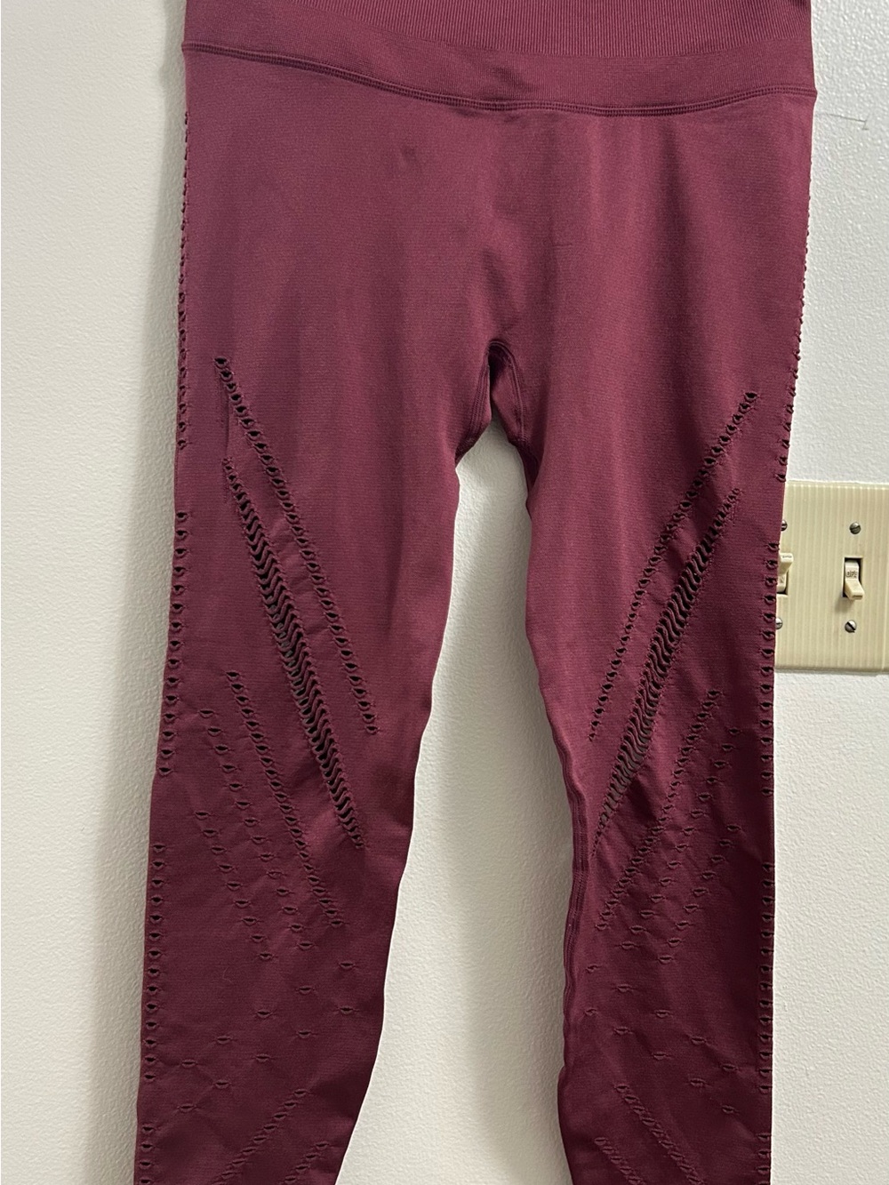 Victoria Sport Maroon Leggings (Size -L)